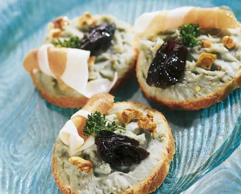 Bleu d&rsquo;Auvergne et pruneaux sur toasts