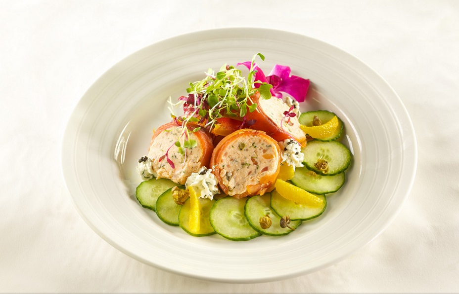 Valençay et saumon fumé en petits rouleaux