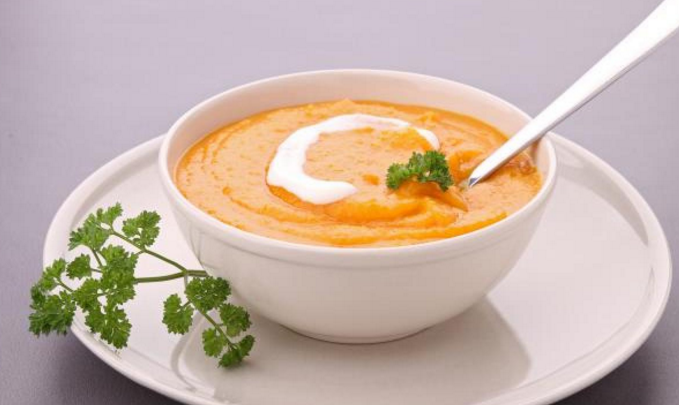 Soupe provençale estivale au Parmigiano Reggiano rapé